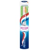 Зубна щітка Aquafresh Intense Clean Medium