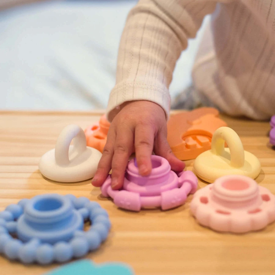 Jellystone Designs, силиконовый прорезыватель, маленькая башня, пастель, с 3 месяцев, 1 шт.: цены и характеристики