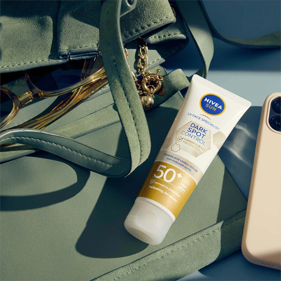 Набір Nivea Sun Luminous 630, освіжаючий сонцезахисний флюїд для обличчя, SPF 50+, 50 мл + лосьйон для засмаги з каротином, SPF 6, 200 мл + сумка-рюкзак безкоштовно: ціни та характеристики