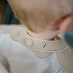 BabyOno, силіконовий нагрудник з регульованою застібкою, бежевий, від 6 місяців, 1 шт.: ціни та характеристики