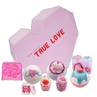 Bomb Cosmetics True Love Gift Box Set Шар 3 штуки + мыльница 2 штуки + кекс 2 штуки + бальзам для губ