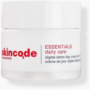 Skincode Essentials Daily Care Зволожуючий тонований денний зволожуючий крем для обличчя з сонцезахисним фактором SPF15 50 мл