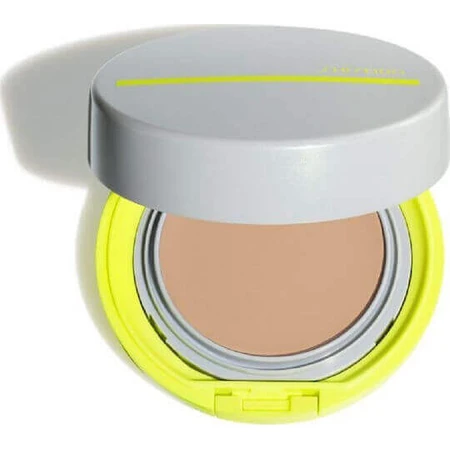 Shiseido Sports BB Compact Водостойкая компактная солнцезащитная пудра для лица SPF50 со средним пигментом 12 г: цены и характеристики