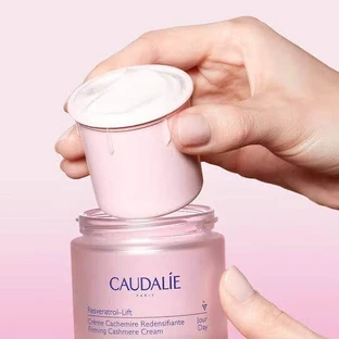 Caudalie Resveratrol-Lift Replumping Кашеміровий антивіковий і тонізуючий крем для обличчя з гіалуроновою кислотою та колагеном 50 мл